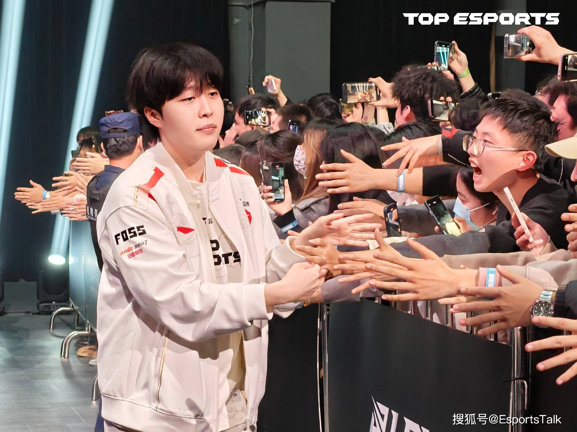 开云体育app-关于TES翻盘HLE，Tarzan单局斩获MVP激烈交锋成都决赛之夜，强势挺进下一轮的信息