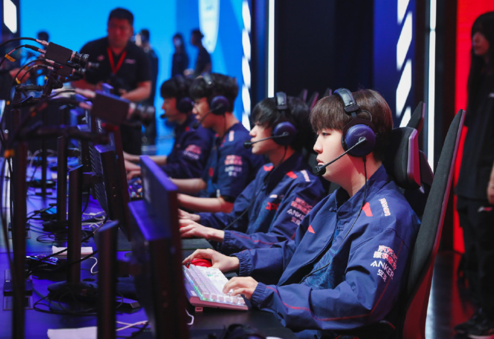 开云-JDG鏖战WBG，Kanavi关键团战开团秒人宿命之战全球总决赛，点燃全场激情